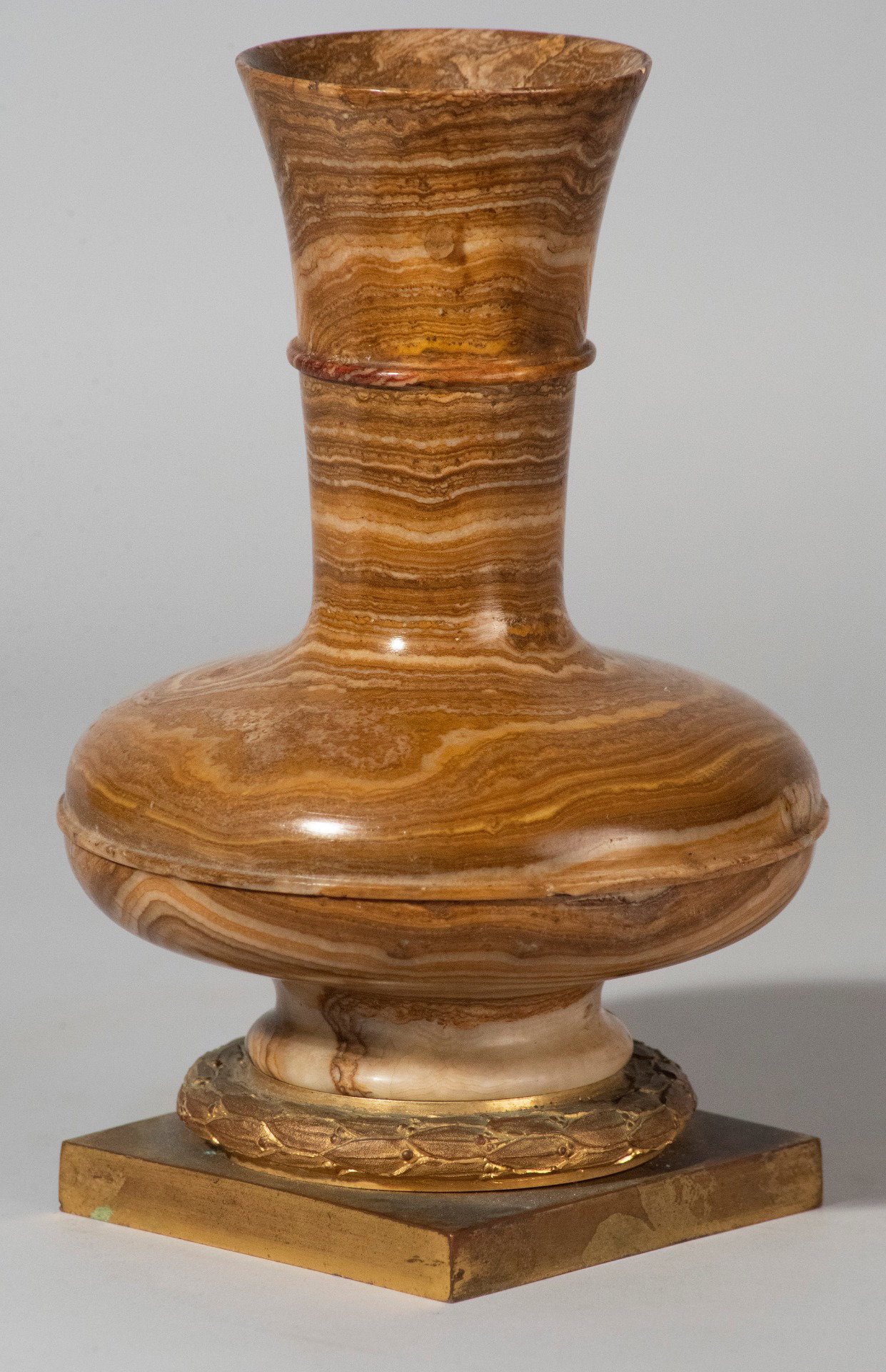 Italien (18.-19. Jahrhundert) Vase mit Basis, die einen Lorbeerkranz darstellt, gebänderter Alabaster und vergoldete Bronze